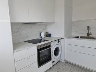 <p>Dit volledig gerenoveerde appartement bevindt zich op de tweede en bovenste verdieping van een kleinschalig gebouw met zes appartementen (zonder lift). Het appartement werd sinds de renovatie nog niet bewoond en is onmiddellijk beschikbaar.</p><p>Via de inkomhal met aparte vestiaire kom je in de ruime en lichte leefruimte met aansluitend een volledig vernieuwde keuken. De keuken is uitgerust met de nodige toestellen en er is tevens een wasmachine aanwezig. In de leefruimte is een glasvezelaansluiting voorzien.</p><p>Verder beschikt het appartement over twee slaapkamers en een badkamer met douche, toilet en badkamermeubel. Vanuit de tweede slaapkamer heb je toegang tot het balkon aan de achterzijde. Vliegenramen zijn voorzien. Daarnaast hoort bij het appartement een privatieve kelderberging.</p><p>Het appartement heeft een EPC-label B (120 kWh/m² per jaar). Energiezuinig verwarmen én koelen gebeurt via een lucht-luchtwarmtepomp met twee binnenunits.</p><p>De Sint-Jan Vianneystraat combineert een rustige woonomgeving met een uitstekende bereikbaarheid. De Bist ligt op wandelafstand en ook winkels, scholen en openbaar vervoer zijn vlot te voet of met de fiets bereikbaar. Voor verplaatsingen met de auto bevinden de A12 en E19 zich op korte afstand. De locatie behaalt een mobiliteitsscore van 8,9/10.</p><p>De gemeenschappelijke kosten bedragen € 30 per maand en omvatten onder meer het privéwaterverbruik, de elektriciteit van de gemeenschappelijke delen en het onderhoud ervan. De huurwaarborg bedraagt drie maanden huur.</p><p>Interesse om het appartement te bekijken? Neem gerust contact op om een afspraak te maken tijdens een van onze kijkmomenten:</p><p>•	Dinsdag 20 oktober: 18u-20u (volzet)<br />•	Vrijdag 23 oktober: 18u-20u (volzet)<br />•	Zondag 25 oktober: 09u-12u</p><p>Tot binnenkort!</p>