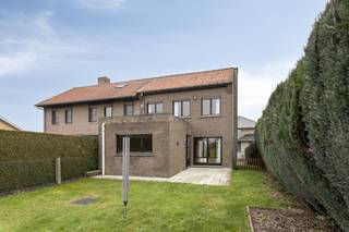 Dit halfopen huis is gelegen op een prachtige ligging in het landelijke Gijzelbrechtegem. U kan hier genieten van rust en privacy op een...