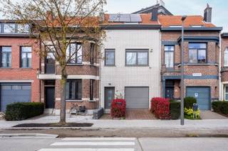 Deze ruime woning is gelegen op toplocatie te Merksem. Hier is er een zee van ruimte en mogelijkheid om wonen en werken te combineren of voor kangeroewoning! De inkomhal geeft toegang naar de grote garage met smeerput en automatische poort. Er is een mooie ruimte(mogelijks 2 slaapkamers) of een woonkamer of werkplek. Wasplaats. Hier toegang tot het terras en de mooie tuin.Er is hier ook een keuken. Op de 1ste verdieping heb je de volledig uitgeruste, ruime en uiterst gezellige leef-keuken met gasstoof . Vanuit de keuken toegang naar de tuin! Er is een grote living met veel lichtinval waar het heerlijk vertoeven is, hier ook een gasstoof. Aanpalend de ruime eetkamer. Er is een moderne grote volledig betegelde badkamer met inloopdouche, dubbele lavabo met kasten, handdoek-droger en toilet. Op de 2de verdieping zijn er 2 grote slaapkamers. Er is een droge bruikbare kelder. Voortuin met plaats voor 1 wagen. Zonnepanelen. Tuin met mooi zonne-terras en grote planten,privacy! Kortom, dit is de ideale plek om je thuis van te maken! Epc Label C 238kWh/m2, Arei conform elektriciteit, Asbestveilig. Absoluut de moeite een bezoekje ter plaatse te brengen! Meer info: www.domus-imobilien.be of bel Irene 0475/653581. 