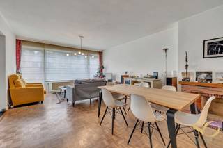In Vorst, Zevenbunderslaan 107, op een boogscheut van HOOGTE 100, stellen wij u dit mooie en lichtrijke appartement voor van 92 m² (EPB), gelegen op de eerste verdieping van een gebouw met 5 verdiepingen. Het appartement bestaat uit een aangename leefruimte van ±30 m² met een half uitgeruste open keuken (kookplaat, dampkap, vaatwasser), wat zorgt voor een open en gezellige leefomgeving.  Verder beschikt het over twee comfortabele slaapkamers van 14 m² en 12 m², een badkamer met ligbad en lavabo, en een apart toilet.<br />Een berging met aansluitingen voor wasmachine en droogkast vervolledigt het geheel. Aan de voorzijde is er een klein balkon, en aan de achterzijde een terras met noordwestelijke oriëntatie, ideaal om in alle rust van het einde van de dag te genieten. Overal dubbele beglazing (alu/PVC), conforme elektriciteit en een privatieve kelder. EPB C (geen renovatiewerken nodig). Maandelijkse lasten ±400 €, inclusief verwarming, water, syndic, gebouwverzekering, lift, schoonmaak, en reserve- en werkkapitaalfonds. Onroerende voorheffing: 1.811 €. Ideale ligging nabij openbaar vervoer, winkels, scholen en belangrijke invalswegen, in een rustige en residentiële omgeving. Onmiddellijk bewoonbaar – IDEAAL VOOR IEDEREEN. Een berging met aansluitingen voor wasmachine en droogkast vervolledigt het geheel. Aan de voorzijde is er een klein balkon, en aan de achterzijde een terras met noordwestelijke oriëntatie, ideaal om in alle rust van het einde van de dag te genieten. Overal dubbele beglazing (alu/PVC), conforme elektriciteit en een privatieve kelder. EPB C (geen renovatiewerken nodig). Maandelijkse lasten ±400 €, inclusief verwarming, water, syndic, gebouwverzekering, lift, schoonmaak, en reserve- en werkkapitaalfonds. Onroerende voorheffing: 1.811 €. Ideale ligging nabij openbaar vervoer, winkels, scholen en belangrijke invalswegen, in een rustige en residentiële omgeving. Onmiddellijk bewoonbaar – IDEAAL VOOR IEDEREEN.
