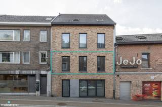 <span>INSTAPKLAAR APPARTEMENT MET 2 SLAAPKAMERS, RUIM TERRAS EN AUTOSTAANPLAATS IN HET CENTRUM VAN BILZEN</span><br /><br /><span>Dit instapklare appartement vinden we terug aan de Brugstraat 33 bus 1 te Bilzen. Door haar centrale ligging in het centrum zijn alle voorzieningen zoals winkels, scholen, restaurants en het station op wandelafstand gelegen. Daarnaast zijn de autostrades vlakbij waardoor omliggende steden vlot bereikbaar zijn.</span><br /><br /><span>Het appartement is gelegen op de eerste verdieping en is bereikbaar via de trap, er is geen lift aanwezig.</span><br /><span>De indeling is als volgt:</span><br /><span>- Inkomhal. </span><br /><span>- Woonkamer met open keuken. De keuken is voorzien van een inbouwkoelkast, keramische kookplaat met afzuigkap, combi-oven en een vaatwasser.</span><br /><span>- Berging met aansluiting voor het wasmachine.</span><br /><span>- 2 slaapkamers.<br />- Badkamer. De badkamer is voorzien van een enkele lavabo en een bad-douche combinatie.</span><br /><span>- Toilet.</span><br /><span>- Ruim zongericht terras.</span><br /><br /><span>Er zijn geen gemeenschappelijke kosten voor dit appartement.</span><br /><span>Het appartement is voorzien van een autostaanplaats en een buitenberging.</span><br />De lampen en gordijnen zichtbaar op de foto's blijven aanwezig.<br /><br /><span>Wilt u graag een bezichtiging inplannen voor dit instapklare appartement met een voortreffelijke ligging? Contacteer ons dan vrijblijvend via <span>info@matisimmo.be</span></span><span>.</span>
