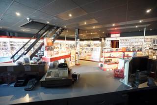 <p>GROOT HANDELSPAND gelegen langs de drukke GASTON ROELANDTSSTRAAT, met verschillende baanwinkels als Impermo, Lidl, Action, Hubo, Jysk,... Indeling: gelijkvloers van 288 m² en verdieping van 144 m², ruime parking voor het gebouw.<br />Uitstekende ZICHTLOCATIE! Hier valt uw zaak gegarandeerd op!</p>