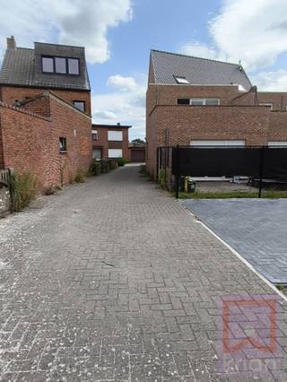 Drie parkeerplaatsen ( nr 10,11 en 17) te huur, kan ook samen gehuurd worden. Onmiddellijk beschikbaar 40€ (incl BTW) per maand en per parkeerplaats.