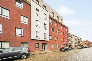 Instapklaar appartement met 2 slaapkamers te koop in Kortrijk.<br /><br />Dit rustig gelegen appartement op de 2de verdieping in St-Jan bestaande uit: inkomhal, berging/technische ruimte, woonkamer met aanpalende ingerichte keuken, nachthal, badkamer en apart toilet, 2 slaapkamers.<br /><br />Zonnig terras met zicht op het park.<br /><br />Verplicht bij te kopen staanplaats (+16.000€)<br />Mogelijkheid tot bijkopen 2de staanplaats (+5000€)<br /><br /><strong>Troeven?</strong><br /><br />+ Recent appartement (2017);<br />+ Centrale ligging nabij Kortrijk centrum;<br />+ Lichtrijk appartement met zuidoost gericht terras;<br />+ Laag verbruik, label A;<br />+ Gemeenschappelijke fietsenstalling.<br /><br />Interesse in dit energiezuinige appartement te koop in Kortrijk? Neem vandaag nog contact op voor een bezoek en ontdek zelf alle troeven van deze prachtige eigendom.