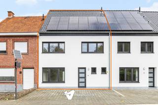 <p><span>Kwalitatief gerenoveerde woning vlakbij centrum</span></p><p><span> </span></p><p><span>Belangrijkste troeven:</span></p><p><span>- Centrale ligging op wandelafstand van centrum</span></p><p><span>- Volledig kwalitatief gerenoveerd</span></p><p><span>- Voorzien van warmtepomp met vloerverwarming, zonnepanelen...</span></p><p><span>- Praktische indeling met mooie ruimtes</span></p><p><span>- 3 volwaardige slaapkamers</span></p><p><span>- Knappe badkamer</span></p><p><span>- Vaste trap naar zolder voor extra mogelijkheden</span></p><p><span>- Ruime tuin met aangelegd terras</span></p><p><span> </span></p><p><span>Bekijk zeker ook de 3D virtuele rondleiding en de grondplannen met de afmetingen. Zo krijgt u van thuis uit al een perfect beeld van wat deze woning te bieden heeft!</span></p><p><span>Wenst u meer info of een vrijblijvende bezichtiging, contacteer dan ons kantoor op het nummer 014 39 99 99 en wij helpen u graag verder.</span></p>