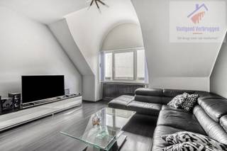 Dit instapklaar duplex-appartement is gelegen in het gezellige centrum van Aalst, in de onmiddellijke nabijheid van winkels (Carrefour rechtover het appartement), restaurants, scholen, openbaar vervoer, groene zone (Klein Parksken) en met een vlotte verbinding naar de autosnelweg. Het is gelegen op de derde verdieping van een uiterst verzorgd recent gebouw met lift.<br /><br />Op de derde verdieping geeft de inkomhal toegang tot enerzijds de volledig uitgeruste keuken en anderzijds tot de ruime woonkamer. Een afzonderlijk toilet, badkamer met douche en dubbele wastafel zijn achteraan het appartement te vinden, net als twee comfortabele slaapkamers. Op de vierde verdieping is een extra ruimte van 30m² die dienst kan doen als wasruimte, bureau- of hobbyruimte,... <br /><br />In het gebouw is ook een privatieve kelderberging waar oa wasmachine kan geplaatst worden.<br /><br /><strong>- Energiescore 155 ! Héél energiezuinig dus. <br />- Elektriciteit conform<br />- Asbestveilig</strong><br /><br />De mogelijkheid bestaat tevens om een garagebox bij te huren in het achtergelegen garagecomplex (75 euro).<br /><br />Gemeenschappelijke kosten forfaitair 60 euro/maand.<br /><br />Op zoek naar een instapklaar appartement op een topligging mét mogelijkheid tot garagebox? Contacteer ons dan op nr 0490/41.41.90 of via info@vastgoedverbruggen.be