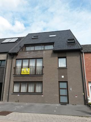 Dit appartement bevindt zich op de 1ste verdieping in een kleinschalige residentie van 3 appartementen.  Het appartement is 94 m² groot.  Indeling...