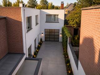 BUITENKANS! Woning met magazijn
Op zoek naar een ruime woning met extra opslag- of werkruimte? Dan is deze eigendom absoluut het ontdekken waard.
Deze veelzijdige grondig te renoveren woning geniet van een gunstige ligging op de grens van Sint-Amandsberg en Destelbergen en combineert comfortabel wonen met een uitzonderlijke troef: een ruim magazijn van maar liefst 117 m².
De woning is gelegen op een perceel in tweede bouwlijn, bereikbaar via een private oprit. Hierdoor geniet u van extra rust, privacy en een aangenaam gevoel van veiligheid.
Indeling
Via de inkomhal komt u binnen in de woning. Deze beschikt over een gastentoilet en toegang tot de kelder. Vanuit de hal bereikt u de ruime leefruimte met open keuken, ideaal als centrale plek voor het dagelijkse gezinsleven.
Op de eerste verdieping bevindt zich een gezellige leefruimte met haard, met zicht op de private oprit en het achterliggende platte dak van het magazijn.
Daarnaast beschikt de woning over vier ruime slaapkamers, waardoor er voldoende plaats is voor een gezin, thuiswerk of hobbyruimtes. De grote badkamer is uitgerust met een ligbad en er is tevens een afzonderlijk toilet.
Ruim magazijn
De absolute troef van deze eigendom is het ruime magazijn van 117 m². Dankzij de grote en hoge toegangspoort is de ruimte vlot toegankelijk en bijzonder geschikt voor uiteenlopende doeleinden.
Het magazijn beschikt bovendien over een apart toilet en een berging en biedt tal van mogelijkheden voor bijvoorbeeld opslag, een werkplaats, zelfstandige activiteit of het uitoefenen van een hobby.
Een ruime en veelzijdige eigendom met een uitzonderlijk potentieel, ideaal voor wie wonen wil combineren met werken, ondernemen, hobby's of extra opslagruimte.
📍 Sterke troeven op een rij:
Gunstige ligging op de grens van Sint-Amandsberg en Destelbergen
Perceel in tweede bouwlijn
Groot magazijn
4 ruime slaapkamers
Een eigendom met ruimte, privacy en mogelijkheden die u niet elke dag tegenkomt. Zeker een bezoek waard!
De prijs is een vanafprijs. Afbeeldingen zijn met behulp van AI gemaakt, dit is niet de werkelijkheid maar bedoeld om een idee te geven.
Exclusief te koop aangeboden via de Oximo online verkoopsprocedure. Voor registratie en aanvaarding van de verkoopsvoorwaarden zie www.oximo.be.