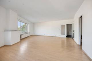<p><span>Located on Herentalsebaan in Wommelgem, this spacious and bright two-bedroom apartment enjoys a central location with easy access towards Antwerp, as well as shops, public transport and everyday amenities nearby.</span></p>
<p><span>The entrance hall leads into the particularly spacious living and dining area, finished with laminate flooring. Numerous windows provide plenty of natural light and enhance the open sense of space. Adjacent is a separate office, ideal as a home office or additional workspace.</span></p>
<p><span>The separate kitchen is equipped with a ceramic hob and offers sufficient space to further furnish according to your own needs.</span></p>
<p><span>At the rear are two spacious and full-sized bedrooms, also finished with laminate flooring. Both bedrooms provide direct access to the terrace. </span><span>The bathroom is equipped with a shower, washbasin, toilet and connection for a washing machine.</span></p>
<p><span>A pleasant place to call home for those looking for comfortable and spacious living with easy access to Antwerp.</span></p>