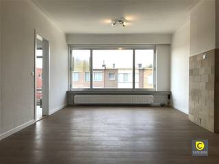 <p><span>Vernieuwd 2-slaapkamerappartement</span></p><p><span> </span></p><p><span>Dit appartement is gelegen op de tweede verdieping van een kleinschalig gebouw zonder lift. Het heeft een centrale locatie in de 'Groenenhoek'.</span></p><p><span>Dit aangenaam appartement heeft volgende indeling:</span></p><p><span> </span></p><p><span>Inkomhal: </span></p><p><span>U betreedt het appartement via de centrale inkomhal met brandwerende deur, voorzien van een mooie en kwalitatieve laminaatvloer en parlofoon.  </span></p><p><span> </span></p><p><span>Leefruimte &amp; keuken:</span></p><p><span>De living (28m²) geniet een mooie, natuurlijke lichtinval. Via de woonkamer heeft u toegang tot de moderne keuken. Deze is voorzien van een dampkap, gasvuur, oven, vaatwasser, spoelbak en een aansluiting voor de wasmachine. Er is eveneens plaats voor een koelkast die men zelf dient te voorzien.</span></p><p><span> </span></p><p><span>Badkamer &amp; Slaapkamers:</span></p><p><span>De functionele badkamer is voorzien van een inloopdouche, handdoekradiator en enkelvoudig lavabo-meubel met bijhorende spiegelkast. De ruime slaapkamers (10 en 16m²) zijn gelegen aan de achterzijde van het appartement waar u geniet van een groen uitzicht in alle rust. </span></p><p><span>De 1ste slaapkamer biedt tevens toegang tot de veranda waar het heerlijk vertoeven is. </span></p><p><span> </span></p><p><span>Huurprijs &amp; kosten:</span></p><p><span>Huur: 850 euro/mnd + Kosten: 137 euro/mnd (provisie water en verwarming, jaarlijkse meteropname, legen van beerput, elektriciteit gang en poetsen gang).</span></p><p><span> </span></p><p><span>Extra troeven:</span></p><ul><li><span>Centrale locatie in een rustige buurt</span></li><li><span>Volledig vernieuwd in 2019, inclusief dubbele beglazing</span></li><li><span>Dak conform 2020</span></li></ul>