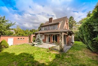 UCCLE, nichée dans l’un des quartiers les plus recherchés, au calme d’une rue résidentielle entourée de verdure, cette villa 4 façades de ± 220...