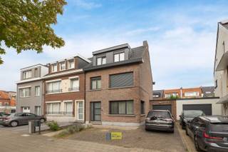 Op een uitstekende locatie nabij winkels, scholen en met een goede bereikbaarheid naar Antwerpen via het openbaar vervoer of de fietsbrug bieden wij...