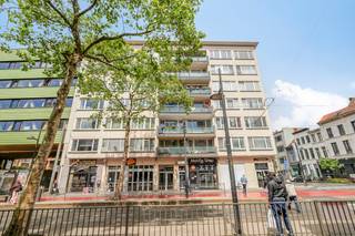 Op de Turnhoutsebaan in Borgerhout wordt dit drieslaapkamerappartement op de vijfde verdieping te koop aangeboden. Dankzij de hoge ligging geniet u van veel natuurlijk licht en rust. Dit pand biedt de ideale kans voor wie een eigendom volledig naar eigen smaak en wensen wil inrichten. Het Moorkensplein, 't Laar en Krugerplein liggen op wandelafstand. De centrale ligging garandeert een vlotte bereikbaarheid.Indeling:- Inkomhal met een vestiairekast- Lichtrijke woonkamer op parket- Aparte keuken met toegang tot het eerste terrasje- Drie slaapkamers, waarvan er één toegang biedt tot het tweede terras aan de rustige achterzijde- Badkamer uitgerust met een ligbad en een wastafel- Apart toilet- KelderbergingBent u geïnteresseerd in een appartement of woning te koop in Antwerpen? Aarzel dan niet om ons te contacteren. Had u graag uw eigen eigendom te koop aangeboden contacteer ons dan voor een vrijblijvende schatting, telefonisch op het nummer 03/206.76.76 of per mail naar antwerpen@dewaele.com.Ook voor alle andere vragen omtrent vastgoed, kopen of verkopen kan u steeds bij ons terecht!Bestuursmaatregelen in het maatregelenregister: nee