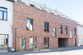 VALIMMAS verhuurt in het centrum van Steenhuffel dit recente duplex-appartement met terras en een privatieve autostandplaats + berging op...