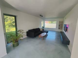 Te huur – Woning met uitzonderlijke tuin, dierenweide en eigen bos in Herentals<br /><br />Op zoek naar rust, ruimte en natuur zonder in te boeten aan comfort? Deze instapklare woning met nieuwste technieken biedt een unieke woonomgeving op een prachtig perceel met grote tuin, dierenweide en eigen bos.<br /><br />De woning is rustig gelegen en geniet van een uitzonderlijke privacy. Vanuit de leefruimte kijkt u uit op het groen, terwijl u toch vlot verbonden blijft met Herentals, Olen, Geel en de E313.<br /><br />Indeling gelijkvloers<br /><br />Inkomhal<br />Gastentoilet<br />Berging met douche<br />Open leefruimte waarin keuken, eetplaats, zithoek, bureauruimte en gezellige kachelhoek naadloos in elkaar overvloeien<br /><br />Verdieping<br /><br />3 slaapkamers<br />Badkamer<br />Apart toilet<br /><br />Troeven<br /><br />Groot perceel met veel privacy<br />Eigen bos achteraan het perceel<br />Dierenweide aanwezig<br />Ruime zonnige tuin en terras<br />Veel natuurlijke lichtinval<br />Instapklare woning<br />Ideaal voor gezinnen, thuiswerkers en natuurliefhebbers<br />Rustige ligging met goede bereikbaarheid<br />Huisdieren en roken binnenshuis niet toegestaan<br /><br />De buitenruimte vormt zonder twijfel het unieke karakter van deze woning. De combinatie van tuin, weide en bos zorgt voor een uitzonderlijk gevoel van rust en vrijheid dat zelden op de huurmarkt wordt aangeboden.<br /><br />Beschikbaar vanaf 1 augustus 2026, vroeger of later bespreekbaar.<br /><br />Interesse? Neem gerust contact op 0492 46 22 53.