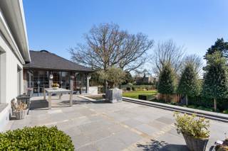 Deze villa is gelegen op een rustige en residentiële locatie in Oostduinkerke-Dorp, op een zuidwest georiënteerd perceel van 1.774 m². <br />Bij binnenkomst wordt u verwelkomd in een lichtrijk woongedeelte met hoogwaardige afwerking en een tijdloze uitstraling. De woning beschikt over drie ruime slaapkamers, met de mogelijkheid om uit te breiden naar vijf slaapkamers. Een bijzonder pronkstuk is de volledig nieuwe orangerie in materialen van Bourgondisch kruis, die een sfeervolle verbinding vormt tussen binnen en buiten en directe toegang geeft tot de exclusieve wijnkelder. Daarnaast beschikt de woning over een zeer ruime garage met plaats voor twee wagens en een volledige kelderverdieping die tal van mogelijkheden biedt.