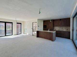 <strong><span>TE KOOP ONDER REGISTRATIE! (eventueel 2% indien de voorwaarden van koper voldaan zijn)</span></strong>.<br /><br />Deze aangename, luxueus afgewerkte nieuwe BEN-woning is gelegen in het zo rustige en landelijke Aaigem, in het centrum van het beschermd dorpszicht, op wandelafstand van school, openbaar vervoer, en vooral op vlot bereikbare afstand van E40.<br />De woning heeft een inkom met toilet, berging/wasruimte en garage. <br />Dankzij de split level is de leefruimte op hoger niveau van de aantrekkelijke tuin en terras en is de garage onder de woning. Hierdoor is de rust en gezelligheid gegarandeerd op het leefniveau. Er is een lichtrijke zuid-gerichte zithoek met aansluitend een eetruimte met open keuken en ontbijthoek. Vanuit de keuken en leefruimte geniet je van het rustgevende groen met terras dank zij het grote schuifraam achteraan de woning. <br />Via de trap kom je op de volgende verdieping met nachthal, 3 slaapkamers en badkamer met ligbad, inloopdouche en lavabo. In de slaapkamers is ruimte voor bureau. <br />In de woning is heel wat natuursteen verwerkt waardoor de afwerking van hoogstaand niveau is.<br />Naastgelegen is een identieke woning beschikbaar. Ook ideaal voor een tweewoonst! Aaigem is de perfecte locatie om te ontsnappen aan alle drukte en te genieten in de zonnige tuin, met daarnaast de zovele nabijgelegen wandelwegen in de velden en natuurgebied Den Dotter.<br />De ruwbouw is reeds klaar. Een bezoek ter plaatse is mogelijk na afspraak met Kristien: 0475 496218