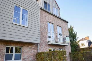 Aan de rand van de stad, met een uitstekende ontsluiting naar Gent of Antwerpen, dit ruim appartement op de eerste verdieping (lift aanwezig)...