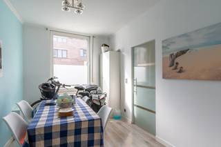 In de Nekkerspoelstraat 323 vind je deze instapklare woning met een ruime leefruimte, drie slaapkamers en een aangename tuin.<br />De leefruimte biedt plaats aan een zit- en eetgedeelte en sluit aan op de ingerichte keuken. Verder beschikt de woning over een badkamer en drie slaapkamers. De ruimte onder het dak biedt ook mogelijkheden voor extra werkplek/hobbyruimte. <br />Buiten geniet je van een groene tuin met terras: een fijne plek om tot rust te komen. Met een EPC-label C en een conforme elektrische keuring is deze woning klaar voor haar nieuwe bewoners.<br /><br />Troeven: <br />✅ EPC = C<br />✅ EK = Conform<br />✅ Goede locatie<br />✅ 3 Slaapkamers<br />✅ Instapklaar<br />✅ ... <br /><br />Voor interactieve grondplannen met foto’s, ga naar www.wijns.be en klik op de knop “virtueel bezoek”.<br />Info &amp; afspraak:  ☎ 0473/33 33 10   ✉ geoffry@wijns.be