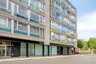 Op zoek naar een ruim appartement met een uitstekende ligging? Dit appartement op de eerste verdieping combineert royale leefruimtes met een centrale ligging en biedt dankzij zijn indeling tal van mogelijkheden. Een ideale basis voor wie een appartement volledig naar eigen smaak wil moderniseren en inrichten.<br /><br /><strong>Ligging</strong>: Het appartement geniet van een rustige, maar tegelijk zeer centrale ligging in het hart van de stad. Winkels, gezellige horecazaken en openbaar vervoer bevinden zich op korte wandelafstand, waardoor u dagelijks geniet van alle voordelen van comfortabel stadsleven.<br /><br /><strong>Indeling van het appartement</strong>: <br />U komt het appartement binnen via een inkomhal die uitgeeft op de ruime woonkamer. De aparte keuken is uitgerust met een kookvuur, dampkap, oven en spoeltafel. Verder zijn er twee slaapkamers, een badkamer met lavabomeubel en bad, en een afzonderlijk gastentoilet. Het appartement beschikt over een overdekte parkeerplaats. <br /><br />Het appartement is momenteel verhuurd aan een huurprijs € 546,60/maand + gemeenschappelijke kosten.<br /><br /><strong>Technische eigenschappen</strong>:
<ul>
	<li>Centrale verwarming op aardgas.</li>
	<li>Gunstige EPC-Label C.</li>
	<li>Elektriciteit niet conform. </li>
	<li>Lift aanwezig. </li>
</ul>
<strong>Extra troeven:</strong>

<ul>
	<li>Centrale ligging dichtbij het stadscentrum en het Deconinckplein.</li>
	<li>Voldoende potentieel om te renoveren naar eigen smaak.</li>
	<li>Goede bereikbaarheid. </li>
	<li>Het appartement is zeer geschikt als investeringseigendom, maar uiteraard ook voor eigen bewoning.</li>
	<li>Inclusief parkeerplaats.</li>
</ul>
<strong>Interesse?</strong> Neem contact op met ons kantoor voor meer informatie of plan een vrijblijvend bezoek aan het appartement. Bel ons op T. 051|201.400 en ontdek de mogelijkheden die dit appartement te bieden heeft.
