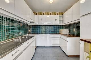 <p>Voor meer info of bezoek bel 02/884.23.26</p><p></p><p>Bent u op zoek naar een woning in een <strong>rustige en aangename woonwijk</strong> met alle voorzieningen binnen handbereik? Dan is deze <strong>halfopen bebouwing</strong> in Ternat precies wat u zoekt.</p><p></p><p>De woning biedt <strong>3 slaapkamers</strong> en een <strong>bewoonbare oppervlakte van ca. 159 m²</strong> en beschikt op het gelijkvloers over een inkomhal met gastentoilet, een lichtrijke living met aansluitende eetkamer, een keuken, wasplaats en veranda. Op de verdieping bevinden zich twee slaapkamers (17m² en 10m²) en de badkamer. Via een vaste trap bereikt u het zolderverdiep dat volledig is ingericht als slaapkamer (24m²). Een absolute troef is de <strong>grote tuin</strong>, waar u in alle rust kan genieten.</p><p></p><p>Verder is de woning volledig onderkelderd en beschikt ze over een <strong>garage</strong>. De oprit biedt bijkomende parkeermogelijkheden. Enkele recente vernieuwingen verhogen het wooncomfort, waaronder <strong>centrale verwarming op aardgas (2016) </strong>en <strong>dubbele beglazing in PVC (2014)</strong>.</p><p></p><p>Tot slot geniet de woning van een uitstekende ligging, met winkels, scholen en sportinfrastructuur in de onmiddellijke nabijheid, evenals een vlotte aansluiting op belangrijke invalswegen en de E40. Stedenbouwkundige inlichtingen en maatregelenregister in aanvraag.</p>