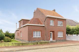 <p><span>Gelegen in het rustige en landelijke Lubbeek, met een perfecte verbinding naar omliggende invalswegen, zijn wij verheugd deze vrijstaande woning met gevrijwaarde vergezichten te koop aan te bieden. Dit te renoveren eigendom met als bouwjaar 1960, is gelegen op een prachtig perceel van maar liefst 1250 m² en heeft een bruikbare bewoonbare oppervlakte van ruim 210 m². Het gelijkvloers omvat een inkomhal, living, keuken, eetplaats, gastentoilet, wasruimte en een tuinkamer. Ook is er een atelierruimte, een inpandige garage en een tuinberging voorzien op straatniveau. Hogerop op de eerste verdieping bevinden er zich de overloop, 3 volwaardige slaapkamers, een badkamer en een bergruimte. Bovendien beschikt deze woning nog over een praktische zolder en enkele functionele kelders. <br />Dit eigendom heeft een degelijke constructie maar dient grondig gerenoveerd te worden. </span><span>Na het verkrijgen van een gunstige omgevingsvergunning laat de gevelbreedte van 20 meter tevens toe de grond te verkavelen in 2 bouwloten voor 2 half open bebouwingen. </span><span><br />Mits de nodige verbouwingswerken uit te voeren kan dit huis veranderd worden in een gezellige, hedendaagse thuis!</span><span><br />Kortom, een aanrader voor wie zoekt naar ruimte, groen en rust en dit op een centrale doch rustige ligging nabij Leuven. <br />Voor snelle beslissers! </span></p><p><span> </span></p>