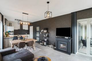 Wanneer je op zoek bent naar een zeer energiezuinig appartement in Beerse, 2 slaapkamers, open keuken, badkamer, afzonderlijk toilet, lift, extra opslagruimte en een gemeenschappelijke inpandige fietsenstalling, garage en terras dan is dit het ideale appartement!<br />Met een eigen pakket zonnepanelen zal de energiefactuur van dit appartement zeer laag zijn. Tevens is dit appartement voorzien van vloerwerwarming en bijgevolg een E label van minder dan 30 (BEN)<br />De nabijheid van het centrum van Beerse, het park en het openbaar vervoer recht over de deur maakt deze de locatie erg praktisch voor dagelijkse activiteiten en het pendelen. Het feit dat er lokale industrie in de buurt is, is een pluspunt voor werkgelegenheid of zakelijke kansen.<br />Appartement is piekfijn in orde en klaar om in te trekken! 100% klaar voor directe bewoning. <br />Garage en kelderberging verplicht bij aan te koper voor €15000
