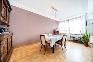 Ideaal gelegen in <span><span>Schaerbeek</span></span>, in de gegeerde wijk <span><span>Plasky</span></span>, ruim appartement met een oppervlakte van ongeveer 115 m² gelegen op de 5de en bovenste verdieping van een klein gebouw. Het appartement bestaat uit een inkomhal met ingebouwde kasten en plaats voor een wasmachine, een ruime en lichtrijke woonkamer met parketvloer, twee mooie slaapkamers, een keuken met toegang tot een klein terras, een badkamer en een apart toilet. Een kelder vervolledigt het pand. Mogelijkheid tot aankoop van een garagebox voor een meerprijs van €35.000. EPC: E. Momenteel verhuurd aan €1.300 inclusief kosten. Ideale ligging vlakbij winkels, openbaar vervoer en belangrijke invalswegen. Zeker een bezoek waard!
