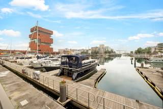 <p><strong>'Wonen aan het MAS'</strong>: Ruime loft met groot zonneterras op het zuiden gelegen aan de Godefriduskaai op het Eilandje. Dit project dateert van midden jaren '90. De loft zelf, gelegen op de 5de verdieping, is aan de achterzijde van het gebouw en heeft zicht over de stad.<br /> </p>
<p><strong>Indeling: </strong><br />Inkomhal met aparte wc; slaapkamer; badkamer met ligbad en douche; living; eetkamer; open keuken met berging en wasplaats; groot zonneterras op bankirai. <br /><br /><strong>Bijzonderheden:</strong></p>
<ul>
<li>Grote kelderberging inclusief.</li>
<li>1 cascade plaats (= 2 plaatsen achter elkaar) te huur aan € 250,-</li>
<li>Provisie algemene kosten € 175,-/mnd.</li>
<li>Airco.</li>
<li>Beschikbaar 1 december 2026.<br /> </li>
</ul>