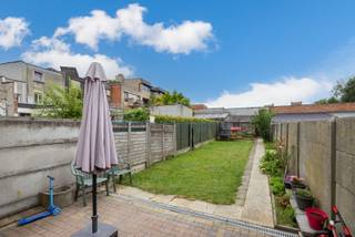 Stadswoning met 2 slaapkamers, zuidtuin en garage.<br />Leuke gezinswoning op een toplocatie juist buiten het centrum. Garage met achteruitweg inbegrepen. Vlakbij het station, scholen, supermarkten, openbaar vervoer en winkels. De Grote Markt ligt op wandelafstand via de winkelstraten.<br />De woning heeft volgende indeling: <br />GLV: inkomhal, ruime woonkamer, lichtrijke eetkamer, geïnstalleerde keuken, badkamer met inloopdouche, lavabo en toilet. Naast de keuken vindt u de veranda die toegang geeft tot omheinde tuin op het Zuiden.
<br />Bovenverdieping: ruime nachthal met directe toegang tot 2 ruime slaapkamers (12 en 17 m²) en een extra toilet.<br />Er is ook een praktische stadskelder.<br />De tuin is praktisch aangelegd, helemaal omheind en heeft een ruim terras. Achteraan is er een ruime tuinberging. Daarachter vindt u de bijhorende garage met sectionaal poort.<br />Kenmerken<br />+ Private garage inbegrepen<br />+ Uitweg achteraan<br />+ Ideale ligging
<br />+ Scholen, winkels, station zin vlakbij<br />+ Terras en tuin op het Zuiden <br />+ Dak geïsoleerd en gevel gereinigd (2021)<br />+ Vernieuwde badkamer (2025)<br />+ Nieuwe condensatieketel (2025) <br />+ Geen renovatieverplichting<br />+ Elektriciteit conform<br />Bekijk de woning nu al even dankzij onze 360°-tour op www.avantivastgoed.be<br />Wordt dit uw nieuwe (t)huis? Bel 0479 01 00 00 of info@avantivastgoed.be