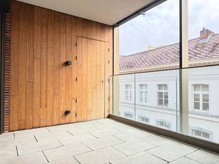 <u><strong>Serviceflat met inpandig terras in een moderne, luxueuze residentie met prachtig aangelegde binnentuin en alle voorzieningen bij de hand! </strong></u><br /><br /><u><strong>Deze serviceflat is onmiddellijk beschikbaar!<br />Huurprijs: € 32,70* per dag + € 25,48** per dag basisdiensten = € 58,18 per dag = € 1.745,40  per maand<br />Voorschot gas: € 1,00 per dag*** (u hoeft zelf géén gascontract af te sluiten!<br />Kelderberging inbegrepen in de huurprijs.  </strong></u><br /><br />Heeft u nood aan wat extra zorg en wil u graag naar een serviceflat verhuizen, dan is residentie Ursulinenhof een goede keuze. <br /><br />Deze serviceflat ligt in blok F, op de derde verdieping, en is bereikbaar via de Lombaardstraat. De open leefruimte heeft een groot schuifraam met aansluitend het terras. Verder is er een slaapkamer met ensuite badkamer en beschik je in de kelder over een berging. <br /><br />Residentie Ursulinenhof is een luxueuze zorgresidentie: op een AAA-locatie, met een prachtige binnentuin, een brasserie waar zelfs niet-bewoners met veel plezier een hapje gaan eten, zorg van het hoogste niveau en bovendien een imposante architectuur, gebaseerd op het voormalige Ursulinenklooster dat eeuwenlang op de site bestond. U geniet er van de nodige zorgen en kan naar eigen behoefte opteren voor maaltijden (in de brasserie of in de rust van uw eigen penthouse), kinesitherapie, ergotherapie, kappersbehandelingen, pedicure, medische zorgen, ... <br />Het modern oproepsysteem is meer dan "druk op de knop voor hulp": bel rechtstreeks met één van de medewerkers voor al uw vragen, geef in het systeem aan wanneer u veilig thuis bent of erop uit trekt, kijk wie er aan de deur staat, ... Alle functies om het u makkelijk te maken, staan op één scherm. <br /><br />Spendeert u uw zilveren jaren in deze charmante serviceflat? Contacteer ons voor meer informatie of surf naar www.vdv-vanderveken.be/te-huur, kies voor dit appartement en vul de fiche in (in het gouden balkje op “Ik wil dit pand huren!” klikken).<br /><br /><em>*De prijs van de huurcomponent wordt jaarlijks geëvalueerd<br />**Basisdagprijs en huurcomponent onderhevig aan indexaties gebaseerd op overschrijding van de spilindex. Dit is volledig in beheer van Korian vzw. <br />*** De kosten voor het privatief gasverbruik worden jaarlijks afgerekend, waardoor u één keer per jaar te veel betaalde voorschotten kan recupereren of het verbruik dat niet kon worden gedekt met de voorschoten dient bij te betalen. </em>
