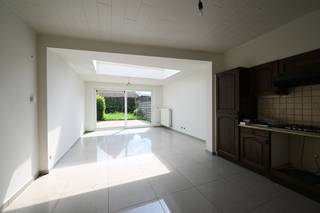 Deze woning geniet van een centrale ligging in Izegem, waardoor u in de buurt van de woning bakkers, slagers, warenhuizen, openbaar...
