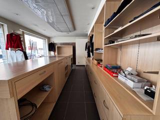 Dit te renoveren handelshuis MET VEEL POTENTIEEL heeft een bewoonbare oppervlakte van 256 m2 (volgens EPC-attest). <br /><br />De woning heeft maar liefst een ETALAGE VAN 16 m breedte en dit in het centrum van Roeselare. <br /><br />De indeling is als volgt: <br />Gelijkvloers: expositieruimte/winkelruimte<br />Verdieping + zolderverdieping: te renoveren<br />Kelder<br /><br />Plan snel uw bezoek in via www.albert.immo of bel naar Angelique op 0484/74 25 68.