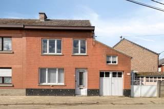 <strong>Te renoveren woning met o.a. een bewoonbare oppervlakte van 120 m², 2 slaapkamers en garage.</strong><br /><br />De woning beschikt op het gelijkvloers over een woonkamer, keuken, badkamer, eetplaats, garage en werkplaats.<br /><br />Op de eerste verdieping bevindt zich een nachthal en 2 slaapkamers.<br /><br />De zolder is toegankelijk via een luik.<br /><br />Aan de buitenkant beschikt de woning over een ruim terras dat ook de mogelijkheid biedt als parking voor een voertuig.<br /><br />De woning heeft een goede verkeerstechnische ligging t.o.v. E40, openbaar vervoer, scholen, winkels, etc.<br /><br />Interesse? Mail naar laurens@immogve.be of bel naar 0496 07 89 48.