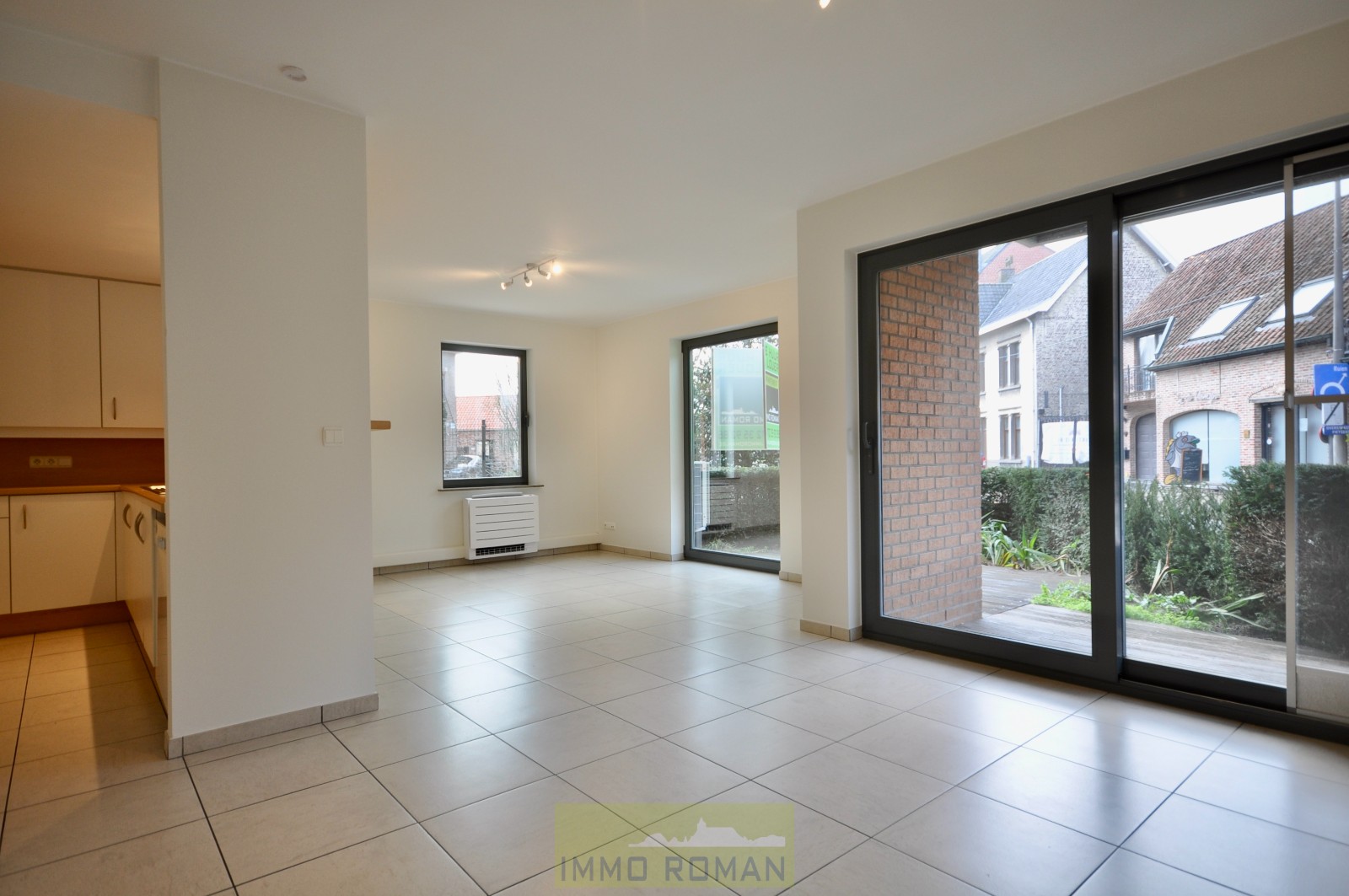 Instapklaar gelijkvloers appartement met terras/tuintje in het centrum van Kluisbergen, deelgemeente Berchem - foto 2