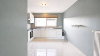 <span><span>In <strong>Beerst </strong>bevindt zich deze aangename woning met een praktische indeling en heel wat ruimte. De woning beschikt over een gezellige leefruimte, een functionele keuken en een ruime tuin achteraan. Dankzij de twee ruime slaapkamers en de extra zolderverdieping biedt deze woning heel wat ruimte.<br /><br />Bij het binnenkomen via de inkomhal heeft u toegang tot de <strong>woonkamer </strong>en het afzonderlijke <strong>toilet</strong>. De <strong>keuken </strong>sluit aan op de woonkamer en vormt zo een praktisch geheel. Vanuit de woning heeft u verder toegang tot het <strong>terras </strong>en de ruime <strong>tuin </strong>achteraan.<br /><br />Op de eerste verdieping geeft de nachthal toegang tot <strong>twee ruime slaapkamers</strong> en de <strong>badkamer</strong>. Deze is uitgerust met een douchebad, een dubbele lavabo en een toilet. De tweede verdieping bestaat uit een ruime <strong>zolderverdieping</strong>, die perfect dienst kan doen als extra bergruimte.<br /><br /><u>Troeven:</u></span></span>
<ul>
	<li><span><span>Vlotte bereikbaarheid;</span></span></li>
	<li><span><span>Aangename woning met praktische indeling;</span></span></li>
	<li><span><span>Twee ruime slaapkamers;</span></span></li>
	<li><span><span>Ruime zolderverdieping met extra opbergmogelijkheden;</span></span></li>
	<li><span><span>Badkamer met douchebad, dubbele lavabo en toilet;</span></span></li>
	<li><span><span>Terras en ruime tuin.</span></span></li>
</ul>
<span><span>Garagebox achter de woning, verplicht bij te huren aan €50,00 per maand.<br /><br />Bent u op zoek naar een woning met voldoende ruimte, een aangename tuin en een praktische indeling? Dan is deze woning in Beerst zeker een bezoek waard.</span></span>