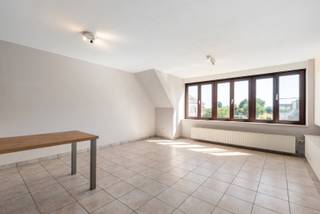 Bent u op zoek naar een instapklaar duplexappartement op een centrale ligging? Dan is dit appartement in het hart van Sleidinge zeker een bezoek waard.<br /><br />Dankzij de ligging in het dorpscentrum bevinden winkels, scholen, horeca en openbaar vervoer zich op wandelafstand. Bovendien bereikt u via de vlotte verbindingswegen snel Gent en Eeklo.<br /><br />Het appartement beschikt over een lichtrijke leefruimte met open, volledig uitgeruste keuken. Verder vindt u op de eerste verdieping een praktische berging, een eerste slaapkamer en een apart gastentoilet. Op de bovenverdieping bevinden zich een ruime slaapkamer en een verzorgde badkamer met ligbad, lavabo en toilet.<br /><br />In 2021 werd het appartement grondig vernieuwd met onder meer een nieuwe keuken, badkamermeubel, inbouwkasten en een volledige schilderbeurt. <br /><br />Een private garagebox, bereikbaar via de achterzijde van het gebouw, en een gemeenschappelijke fietsenberging vormen mooie extra troeven. De garagebox wordt mee verkocht voor een prijs van 19.000,00 euro.<br /><br />Bezoekmoment: dinsdag 25 augustus van 16u00 tot 18u00, mits het maken van een afspraak via 09 395 05 40 of verkoop@concept-home.be