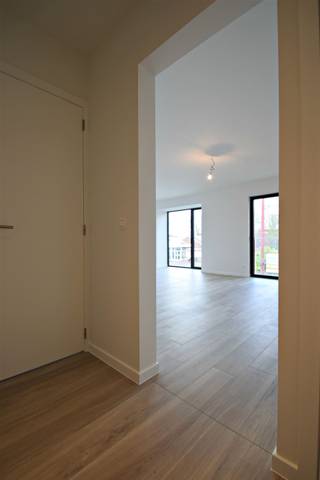 <p><span>Nieuwbouw appartement op de eerste verdieping van ca 81 m², gelegen in het centrum van Kalmthout! Dit appartement is ingericht met een leefruimte en open keuken, 2 slaapkamers, een ingerichte badkamer en een bergplaats. <br />Verder een terras, kelderberging en een carpoort.<br /><br />Topafwerking zoals o.a. vloerverwarming, Ventilatiesysteem D, zonwerend glas, overal draai- kip ramen en deuren, akoestische contact- en geluidsdempende isolatie, E-Peil 38-45, rolstoel toegangkelijk, voorzieningen voor zonneschermen </span></p><p><span> </span></p><p><span>INDELING : Inkomhal - Apart toilet - 2 slaapkamers – 1 Badkamer – Woonkamer met open keuken – Bergplaats – Kelderberging 6 – Zuid West georiënteerd terras (ca 8,6 m²) - Carpoort</span></p><p><span> </span></p><p><span>Maandelijkse vaste kosten bedraagt € 100.</span></p>
