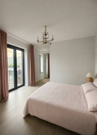 TE HUUR - GENT. Op een uiterst centrale ligging in Gent bevindt zich dit mooi afgewerkte appartement, waar licht, ruimte en comfort...