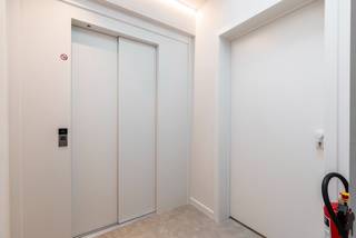 <strong>Luxe duplex appartement</strong> te huur in het hart van Hoogstraten, <strong>high-end afwerking.</strong><br /><br />In het bruisende <strong>centrum van Hoogstraten</strong> vind je dit uitzonderlijk afgewerkte high-end appartement met 2 slaapkamers en 2 badkamers. Een unieke woonbeleving voor wie houdt van comfort, ruimte en een <strong>luxueuze uitstraling</strong>.<br /><br /><strong>Indeling:</strong><br />-Ruime leefruimte met veel natuurlijk licht en hoogwaardige materialen<br />-Volledig ingerichte keuken<br />-Slaapkamer/bureauruimte<br />-badkamer<br />-berging<br />-terras<br /><br /><strong>Verdieping:</strong><br />-slaapkamer <br />-2e badkamer<br />-ruim terras<br /><br />Gelegen in het centrum van Hoogstraten, op wandelafstand van winkels, horeca, scholen en openbaar vervoer. Een combinatie van stedelijk gemak en residentieel comfort.<br /><br />Exclusieve high-end afwerking<br />Luxe wooncomfort<br />Energiezuinig<br /><br />Ideaal voor wie kwaliteit en stijl belangrijk vindt<br /><br />Buitenberging zal nog voorzien worden.<br />Mogelijkheid tot het bij huren van een autostaanplaats aan € 100,-/maand.<br /><br />Gemeenschappelijke kosten: € 100,-/maand.<br />Voorschot verwarming: € 50,-/maand