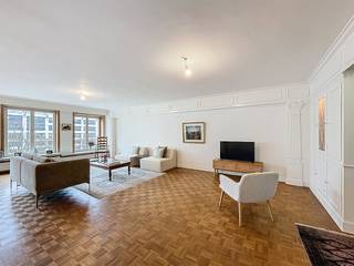 Het appartement (137m²) is grotendeels gerenoveerd in 2021 met oog voor het behoud van authentieke details en met aandacht voor isolatie en duurzaamheid. Het resultaat is een mooie combinatie van comfort met karakter.Het appartement is volledig herschilderd en beschikt over twee nieuwe badkamers. De authentieke parket vloer geeft het appartement een extra charme mee. Vanuit de leefruimte heeft u een prachtig zicht op de Kouter.De gemeenschappelijke kosten onder de vorm van een provisie bedragen 160,00 euro/maand en dienen voor het onderhoud van de gemene delen en het privatief verbruik van verwarming en water.De ondergrondse autostaanplaats dient mee gehuurd te worden aan 140,00 euro/maand.Er is daarnaast ook nog een kelderberging aanwezig.Beschikbaar vanaf 01/05/2026.