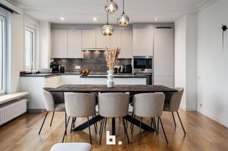 Dit prachtige, recentelijk volledig vernieuwde appartement is gelegen in het hart van Kortrijk en biedt alle comfort en ruimte die men kan...