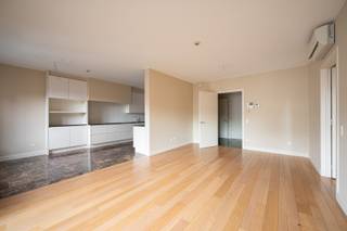 Serviceflat 34 van ca. 93 m² is gelegen op de tweede verdieping en omvat oa. een ruime inkomhal, apart toilet, open ingerichte keuken met aanpalende berging, mooie leefruimte, 1 slaapkamer, een badkamer met ligbad en douche, ondergrondse private berging (nr 23) en een terras van ca. 3 m².<br /><br />Residentie Jacobsmarkt omvat 65 hoogwaardige, door de Vlaamse Overheid erkende service-appartementen en is gelegen op een uitzonderlijk mooie locatie in hartje Turnhout. Volledig uitgerust met ontvangstbalie, koffiehoek, fitness, sauna/hammam, een restaurant, enz... biedt dit project het meest volledige en smaakvol alternatief voor wie meent dat het tijd wordt om echt rustig te gaan genieten.<br /><br />Genieten, is dan ook het sleutelbegrip, want naast de nabijheid van alle Turnhoutse stadsfaciliteiten, geniet de koper van een dergelijke service-appartement de mogelijkheid tot service 'op maat'. Gaande van ontbijt en warme maaltijden op het appartement tot volledige medische dienstverlening.<br /><br />Bijzonderheden: <br />- Mogelijkheid ondergrondse parkeerplaats (P23) optioneel aan te kopen.<br />- Dit appartement wordt verkocht onder het stelsel van registratierechten.<br />- Unieke ligging nabij winkels, cultureel centrum, horeca, etc.<br />- Hoge afwerkingsgraad: parket &amp; natuurstenen vloeren, ingemaakte kasten,...<br />- Hoge veiligheid d.m.v. bewaking/permanentie, badgesysteem, ondergrondse parking, camerabewaking, ...<br />- Ecologisch geoptimaliseerd gebouw door bvb gemeenschappelijk verwarmingssysteem (25% energiebesparing), individueel digitaal gemeten, hoge isolatienormen, etc.<br />- Vrijheid voor keuze van diensten.<br />- Mede-eigenaar van alle gemeenschappelijke ruimtes.