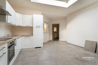 JOURNÉE DE DÉCOUVERTE : samedi 10 octobre, de 14 h 30 à 15 h 30. Soyez les premiers à découvrir ce bien immobilier !www.kleinemarijve19.be Maison rénovée et prête à emménager, avec 2 chambres et un grand jardin à Renaix9600 Renaix | 120 m² de surface habitable | terrain de 280 m² | label EPC BCette maison entièrement rénovée et prête à emménager est située dans un quartier calme et agréable de Renaix. Avec une surface habitable de 120 m², un terrain de 280 m² et un label EPC B, cette maison offre un bel équilibre entre espace, confort et efficacité énergétique.Dès que l'on entre dans la maison, on est immédiatement frappé par l'agréable luminosité naturelle. Les pièces à vivre offrent un cadre de vie confortable et pratique. La maison dispose de deux chambres spacieuses, ce qui laisse suffisamment de place pour une famille, un espace de télétravail confortable ou une salle de loisirs.La cuisine récemment installée constitue un atout majeur de la maison et allie un style contemporain à une grande facilité d’utilisation.À l'arrière, la maison bénéficie d'un grand jardin, situé sur une parcelle de pas moins de 280 m². Un espace extérieur idéal pour se détendre, profiter des journées ensoleillées ou passer de bons moments en famille et entre amis.L'emplacement est également un atout majeur. La maison est située dans un quartier calme, tout en bénéficiant d'une situation centrale, à proximité d'écoles et de divers commerces, à quelques pas de la Grand-Place. Les atouts en brefMaison entièrement rénovée et prête à emménager2 chambres spacieuses120 m² de surface habitableTerrain de 280 m²Label EPC BCuisine et salle de bains neuvesBeaucoup de lumière naturelleGrand jardin à l'arrièreQuartier résidentiel calmeÀ proximité des écolesSituation centrale à RonseEn résumé, une maison bien entretenue et prête à emménager, alliant à la perfection espace, confort, efficacité énergétique et espace extérieur. Une maison idéale pour ceux qui souhaitent emménager sans avoir à effectuer de gros travaux de rénovation et profiter immédiatement de leur nouveau foyer.