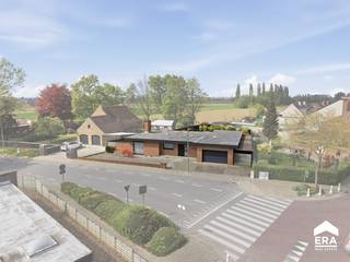 <p><strong>Alleenstaande gelijkvloerse woning met 3slpk, dubbele garage en uitgestrekte tuin, gelegen in een groene omgeving.</strong></p><p>Deze open bebouwing biedt een rustige woonomgeving. Dankzij de gelijkvloerse indeling is het huis bijzonder praktisch en comfortabel. De ligging combineert het beste van twee werelden: nabij park, openbaar vervoer en invalswegen, maar toch in een serene woonkern.</p><p><br /></p><p>Bij het betreden van de woning komt u terecht in een ruime inkomhal met vestiaire en apart toilet. De <strong>gezellige woonkamer </strong>met zit- en eethoek (inclusief bar en bureel) en sfeervolle gashaard zorgt voor een warme sfeer, perfect voor knusse avonden. De woonkamer is voorzien van <strong>grote raampartijen</strong> die zorgen voor veel natuurlijke <strong>lichtinval</strong>. Aansluitend bevindt zich de ingerichte keuken uitgerust met alle comfort: vaatwasser, inductiekookplaat, oven, (combi-)microgolf en koelkast.</p><p>Daarnaast situeert zich een praktische wasplaats/ voorraadberging die toegang verleent tot de tuin, <strong>3 slaapkamers</strong> met maatwerk, badkamer met ligbad en douche. Een aanpalende <strong>dubbele garage</strong>, voorzien van een sectionale poort en tot slot is het eigendom <strong>volledig onderkelderd</strong>!</p><p><strong>De tuin </strong><span>vormt een oase van rust, privacy en ruimte. De afgesloten </span><strong>carport </strong><span>biedt extra opbergruimte voor tuinmateriaal, fietsen en/ of auto. </span></p><p><br /></p><p><strong>Neem vandaag nog contact op met je ERA-makelaar voor een bezoek.</strong></p><p><strong>JOUW DROOMHUIS. ZO GEVONDEN!</strong></p>