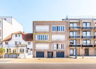 Zonnig appartement te koop op de tweede verdieping van de kleinschalige residentie Esmeralda. Gelegen in de Duinbergenstraat geniet dit appartement een rustige, doch centrale ligging: vlakbij de winkelstraat en het openbaar vervoer. De zee bevindt zich op enkele minuten stappen.<br /><br />Het appartement werd als volgt ingedeeld: inkomhal | west gerichte leefruimte | afzonderlijke keuken | badkamer voorzien van douche, lavabo in meubel en aansluiting wasmachine | berging | afzonderlijk toilet | twee volwaardige slaapkamers.<br /><br />Bijkomend zijn een privatieve parkeerplaats en kelder inbegrepen in de prijs! Een enorme troef in centrum Koksijde. <br /><br />Het appartement bevindt zich op de tweed verdieping, er is geen lift. <br /><br />Energiezuinig: EPC label B dankzij PVC-ramen met hoogrendementsbeglazing en een condenserende ketel op aardgas. <br /><br />Op zoek naar een appartement met enorm potentieel? Contacteer ons vandaag nog voor een afspraak ter plaatse.