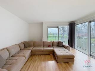 <p><strong>MOLEMBEEK-SINT-JAN: Wijk Mettewie, vlakbij winkels en openbaar vervoer, ruim appartement van ±89 m² woonoppervlak, gelegen op de 1e verdieping met lift. Het appartement is als volgt ingedeeld: inkomhal met kast, toilet, badkamer, 2 slaapkamers (± 16 m² en ± 10 m²), lichte woonkamer van ± 30 m² met toegang tot een balkon (zuidoost), ingerichte keuken (oven, kookplaten, afzuigkap, koelkast/vriezer, ruimte voor vaatwasser), wasruimte. Kelder en inpandige parkeerplaats inbegrepen. Kosten: forfaitair bedrag van 90 € /maand voor gemeenschappelijke ruimtes. EPC B-, Beschikbaar op 01/06/2026.</strong></p>
<p><u>Op de 1e verdieping met lift</u>:</p>
<ul>
<li>Inkomhal met kast</li>
<li>Toilet</li>
<li>Woonkamer van ±30 m² met toegang tot een balkon (zuidoost)</li>
<li>Ingerichte keuken (oven, kookplaten, afzuigkap, koelkast/vriezer, ruimte voor vaatwasser)</li>
<li>Wasruimte</li>
<li>Badkamer</li>
<li>Slaapkamer van ± 16 m²</li>
<li>Slaapkamer van ± 9 m²</li>
</ul>
<p>Kelder nr. 30</p>
<p>Parkeerplaats nr. 17 inbegrepen</p>
<p>Kosten: Vast bedrag van 90 € /maand voor gemeenschappelijke kosten.</p>
<p>EPB: B-</p>