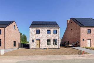 <p>Op zoek naar een stijlvolle, energiezuinige nieuwbouwwoning mét financieel voordeel? Deze open bebouwing wordt verkocht <strong>onder registratierechten</strong> in plaats van btw, wat je een aanzienlijke besparing oplevert!</p><p>De lichtrijke leefruimte met grote raampartijen sluit naadloos aan op de moderne open keuken en de praktische berging. Op de eerste verdieping bevinden zich twee ruime slaapkamers, een stijlvolle badkamer en een apart toilet. De tweede verdieping biedt een volwaardige derde slaapkamer, aangevuld met een aparte zolderruimte die ideaal is als extra berging.</p><p>De laatste puntjes worden momenteel op de i gezet, uiteraard volledig inbegrepen in de prijs. De tuin wordt aangelegd, de voortuin afgewerkt met blauwe kiezels en de radiatoren boven geplaatst. Je koopt dus een woning die straks 100% instapklaar is!</p><p>Een unieke kans voor wie zorgeloos wil wonen. Neem vandaag nog contact op met Kim van Gilles Vastgoed via +32 468 48 61 27 of kim@gillesvastgoed.be.</p>
