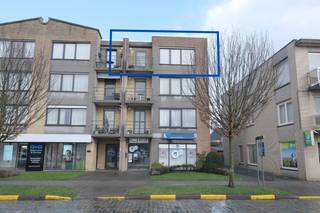 <p><span>Ontdek dit</span><b><span> </span>aangename en lichtrijke appartement</b><span> met 2 slaapkamers op een toplocatie in het centrum van Tessenderlo. Dankzij de centrale ligging bevinden winkels, horeca en andere voorzieningen zich op wandelafstand. Een ideale plek voor wie comfortabel wil wonen met alles binnen handbereik.</span></p>
<p><b>Indeling &amp; troeven:</b></p>
<ul>
<li><span>Ruim appartement met een bewoonbare oppervlakte van ca. 100m²</span></li>
<li><span>Grote lichtrijke leefruimte</span></li>
<li><span>Terras met uitzicht over de Vismarkt</span></li>
<li><span>Functionele indeling die zorgt voor een open en ruim gevoel: inkomhal met apart toilet, leefruimte met open keuken, berging, 2 slaapkamers en badkamer</span></li>
<li><span>Lift aanwezig</span></li>
</ul>
<p><b>Garage:</b></p>
<ul>
<li><span>Garage, met elektrische poort, achteraan het gebouw inbegrepen</span></li>
<li><span>Extra ruimte voor stockage (ideaal voor fietsen of opslag)</span></li>
</ul>
<p><b>Energie en comfort:</b></p>
<ul>
<li><span>EPC-label B – 200 kWh/m² jaar.</span></li>
<li><span>Certificaatnr. 20260302-0003813078-RES-1.</span></li>
<li><span>Centrale verwarming op gas</span></li>
<li><span>Rolluiken aanwezig</span></li>
</ul>
<p><b>Ligging:</b></p>
<ul>
<li><span>Gelegen in het centrum van Tessenderlo</span></li>
<li><span>Winkels, horeca en dagelijkse voorzieningen vlakbij</span></li>
<li><span>Alles op wandelafstand</span></li>
</ul>
<p><strong>Praktisch:</strong></p>
<p><strong>Huurprijs: 870 EUR/maand</strong><br /><strong>+ Gemeenschappelijke kosten: 70 EUR/maand</strong></p>
<p><strong>Beschikbaar:</strong> op korte termijn, overeen te komen met de verhuurder</p>
<p><b>Interesse?</b></p>
<p><span>Zie jij jezelf hier al wonen? Neem vandaag nog contact met ons op voor meer informatie of om een bezoek te plannen. Dit kan via mail naar </span><span>info@immohuismus.be</span><span> of via telefoon naar Yannick op 0476 49 06 72.</span></p>