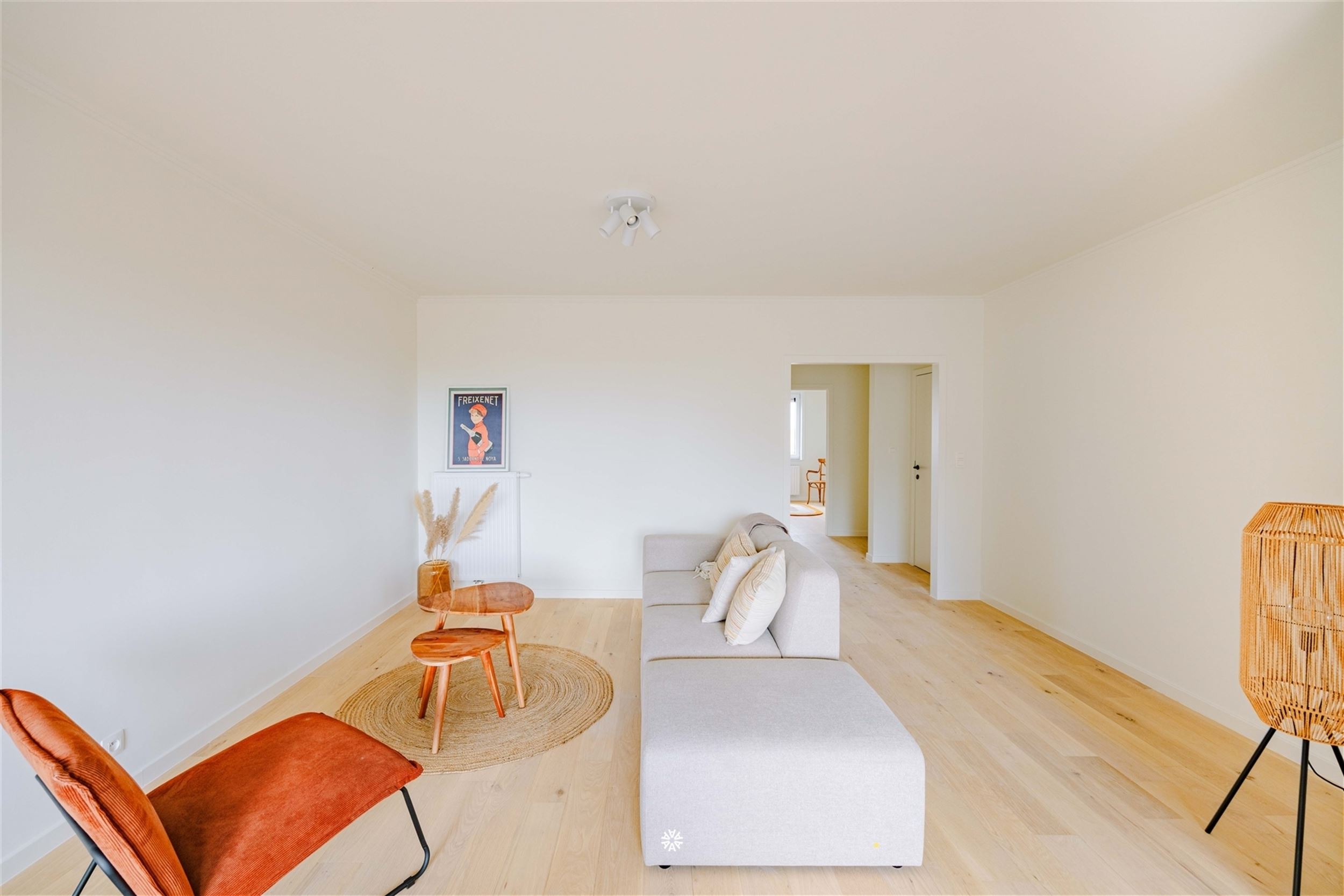 Appartement élégamment rénové avec terrasse et vue dégagée - photo 5